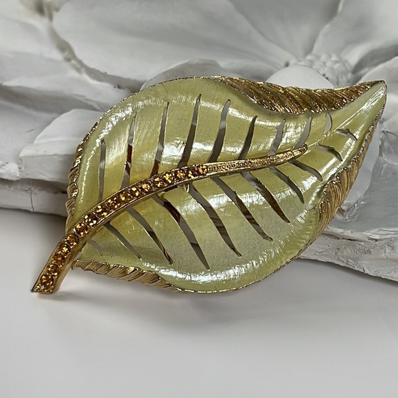 Large Leaf Brooch Adorned with 17 Golden Crystals - Picture 2 of 5